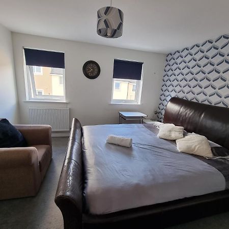 Superking Bedroom Close To The A30 Camborne Exterior photo