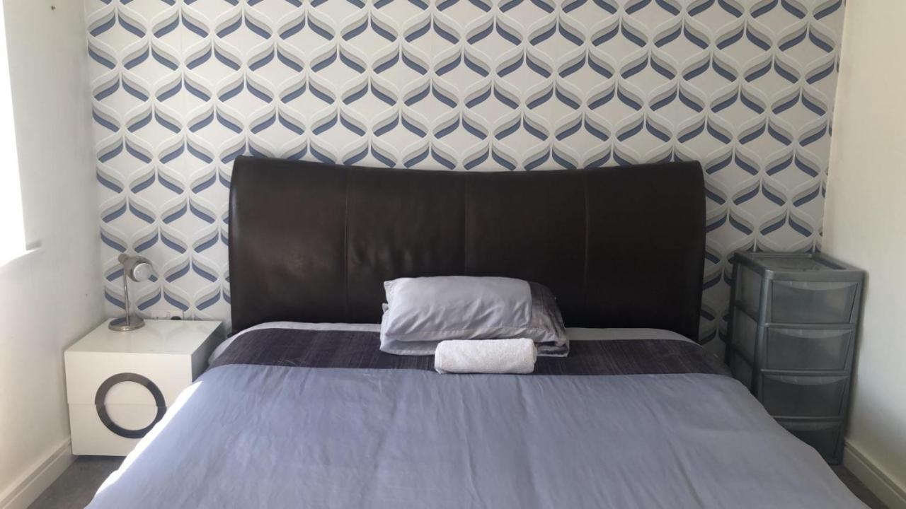 Superking Bedroom Close To The A30 Camborne Exterior photo