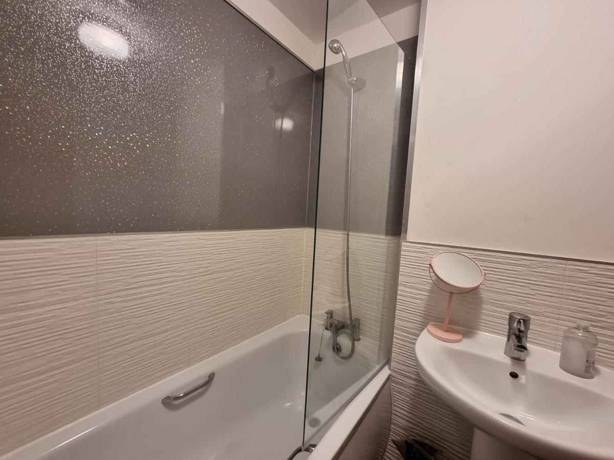 Superking Bedroom Close To The A30 Camborne Exterior photo
