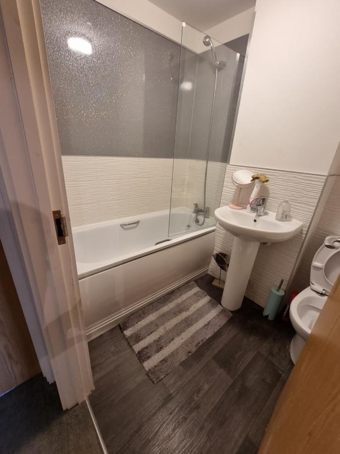 Superking Bedroom Close To The A30 Camborne Exterior photo